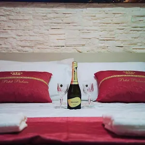 suite-petit.taorminaitalyhotels.com/